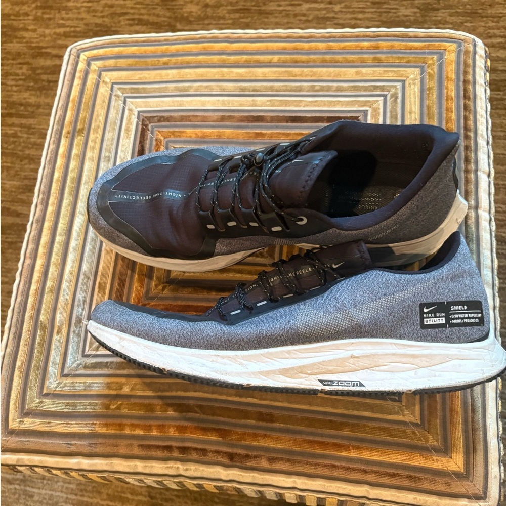 Nike Men's Black and Gray Running Shoes